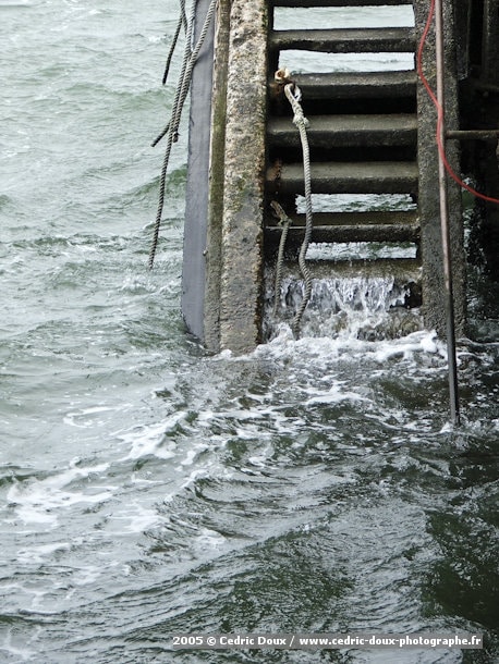 2006 03 Arcachon Escalier et vague 20060310 1623 x 2164 2