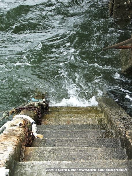 2006 03 Arcachon Escalier et vague 20060310 1704 x 2272