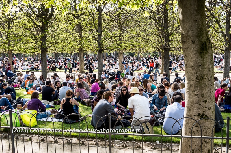 Le soleil a fait sortir les parisiens dans les parcs à Paris