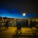 Seul sur le pont des Arts, la nuit à Paris