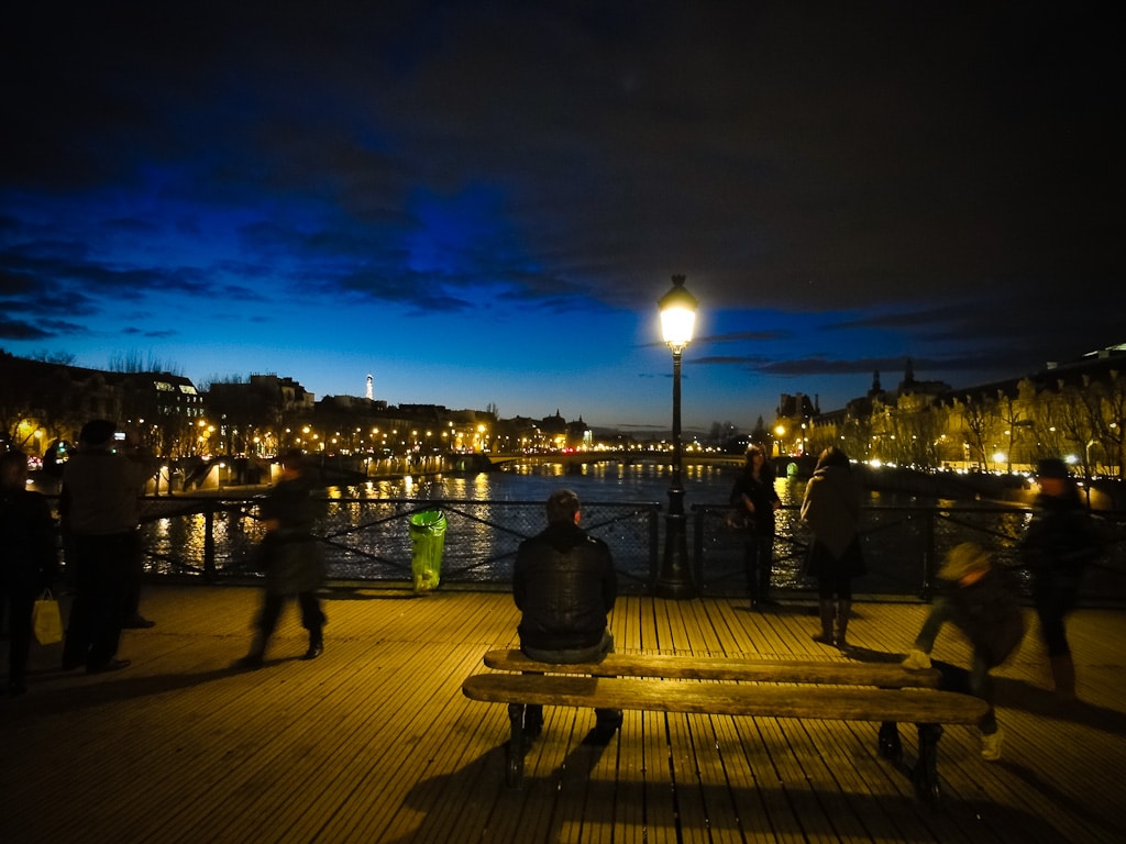 Seul sur le pont des Arts, la nuit à Paris