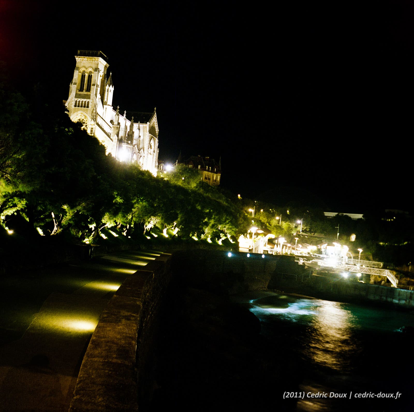 L'église Sainte-Eugénie à Biarritz de nuit depuis l'allé du port des pêcheurs