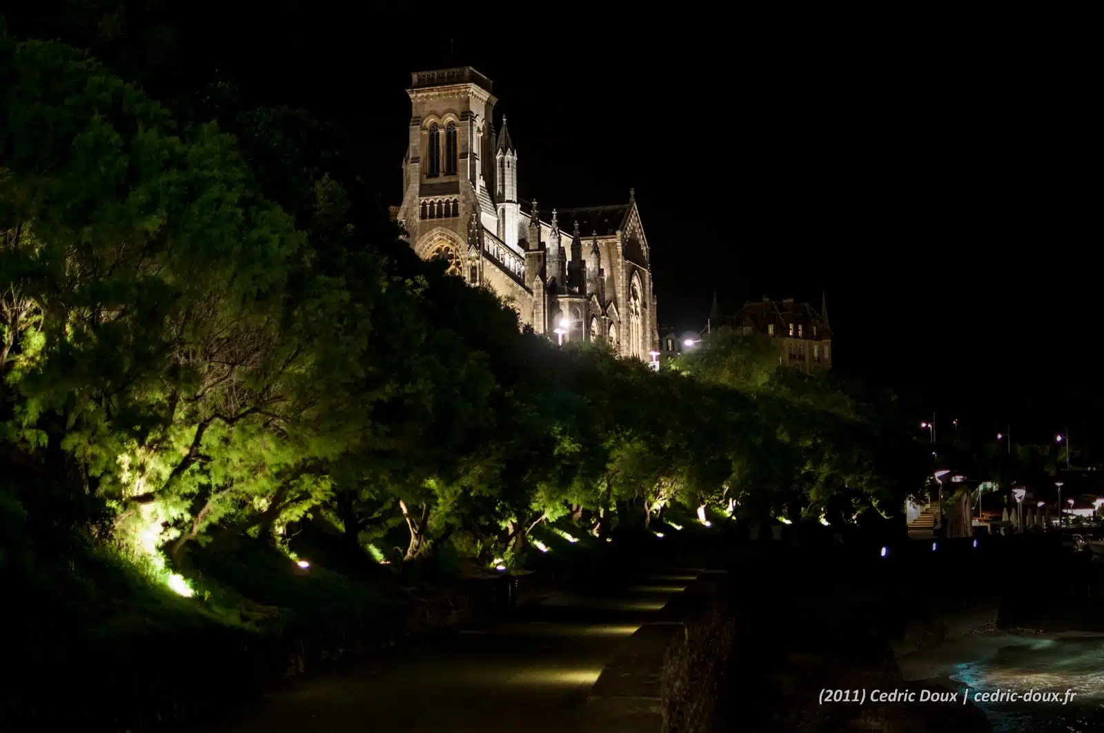 L'église Sainte-Eugénie à Biarritz de nuit depuis l'allé du port des pêcheurs