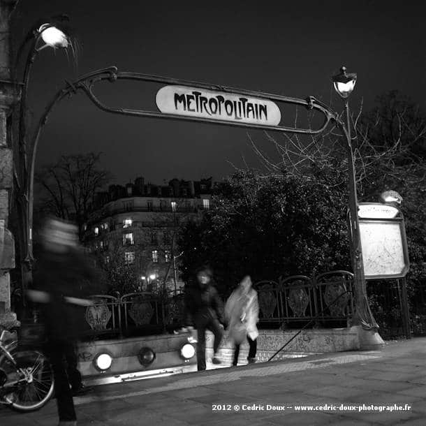 2012 Paris la nuit Metro