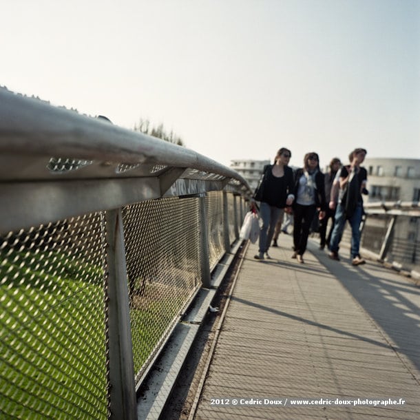 jeunes marchent pont reuilly paris