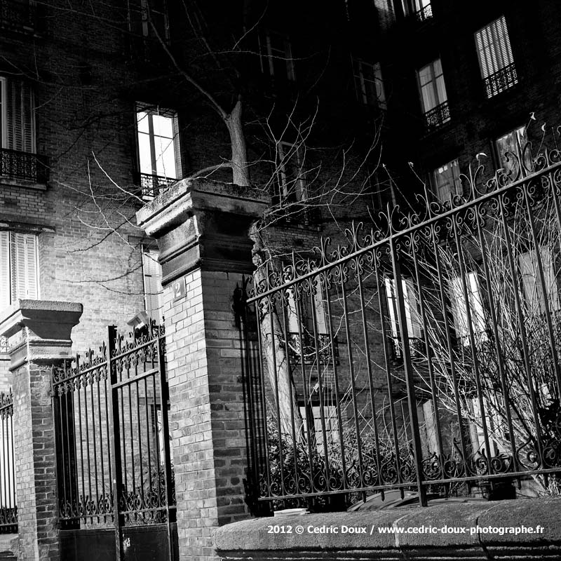 photo noir et blanc rue sombre