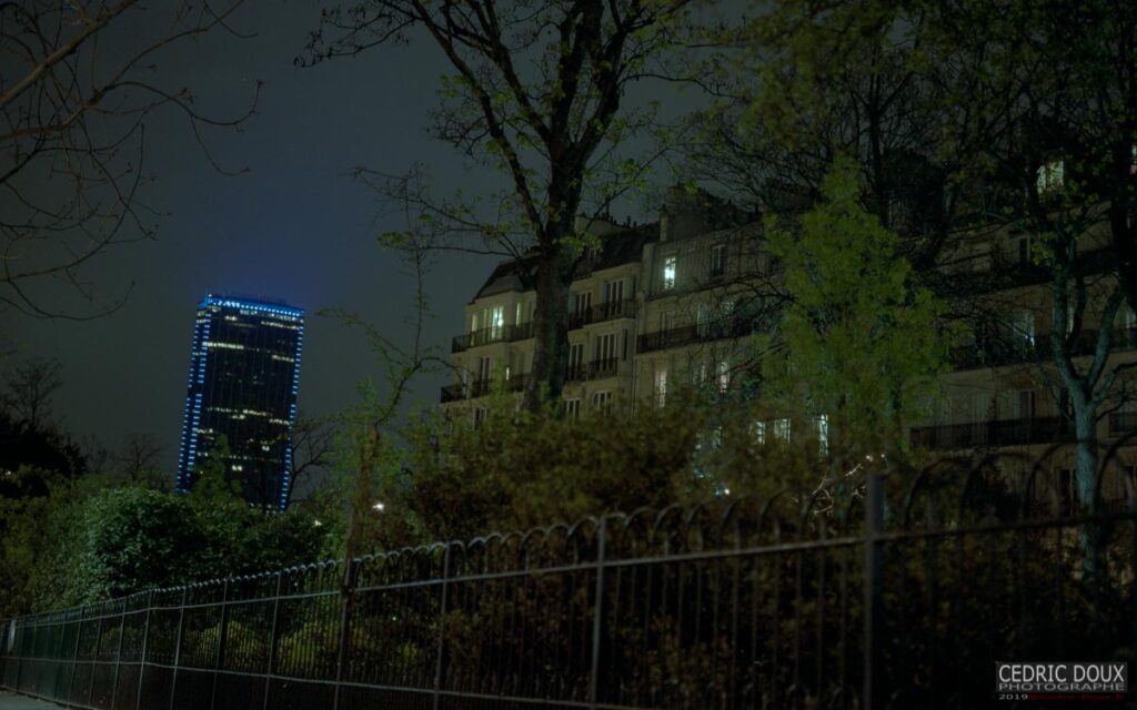 La Tour bleu dans la nuit.