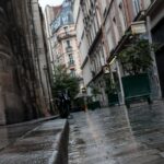 L'eau ruisselle dans le caniveau