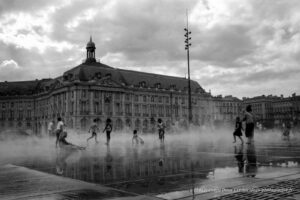 Bordeaux, les jeux dans le miroir d'eau