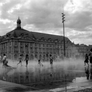 Bordeaux, les jeux dans le miroir d'eau
