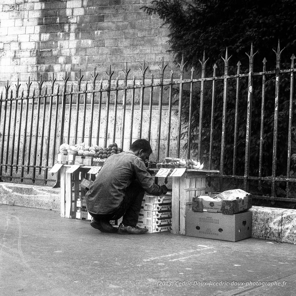 Paris le soir en noir et blanc, les étales des commerçants dans la rue