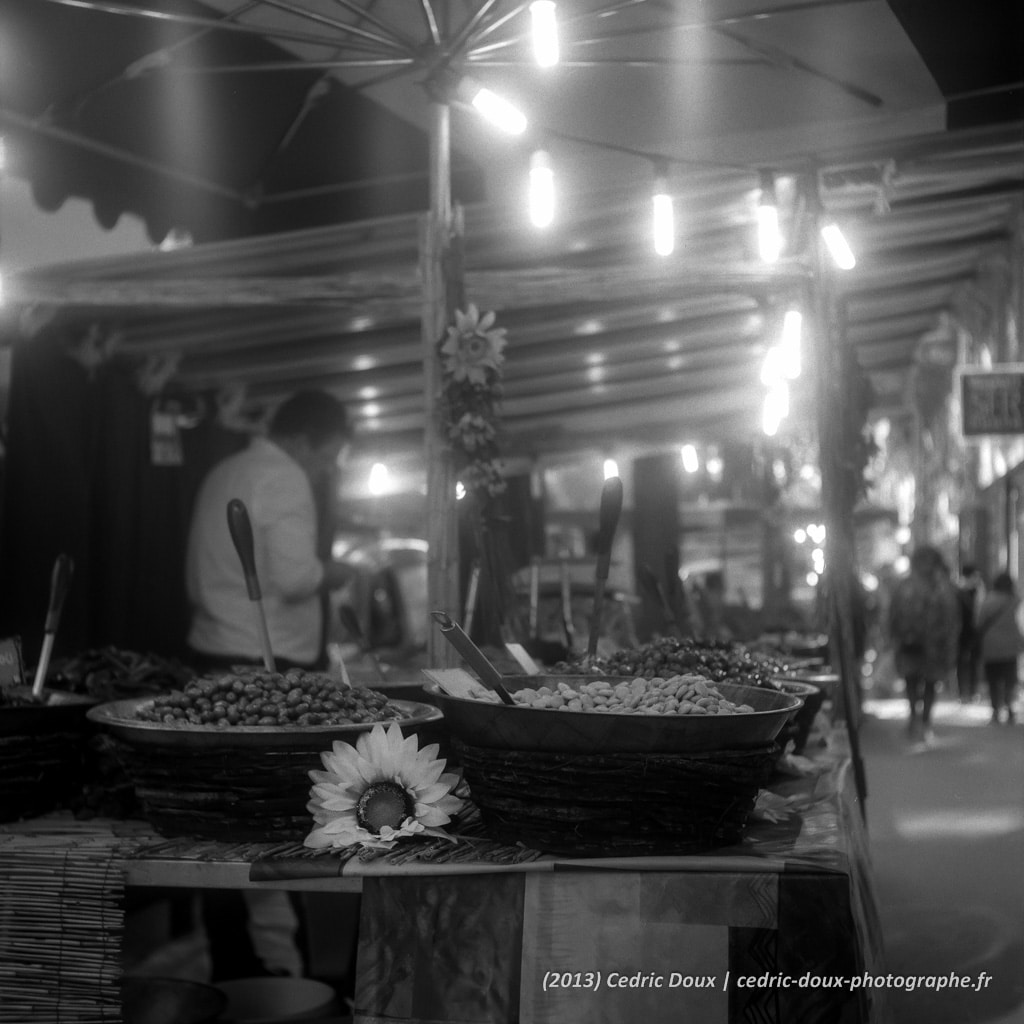 Paris le soir en noir et blanc, les étales des commerçants dans la rue