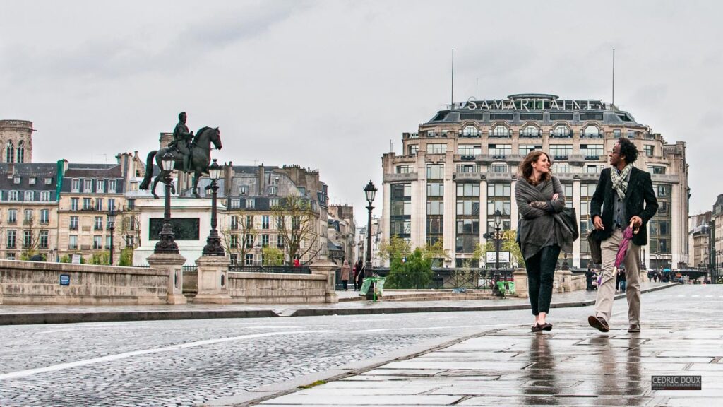 Couple sous la pluie sur le pont Neuf