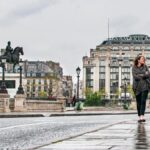 Couple sous la pluie sur le pont Neuf