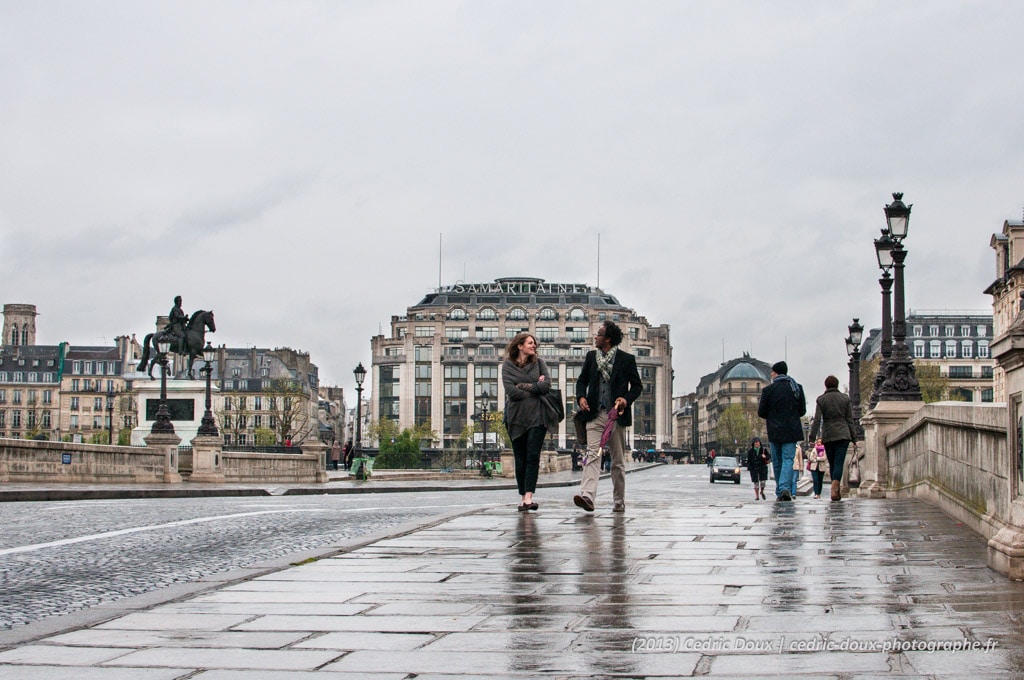 couple sur le pont sous la pluie Paris 2013 DSC6949