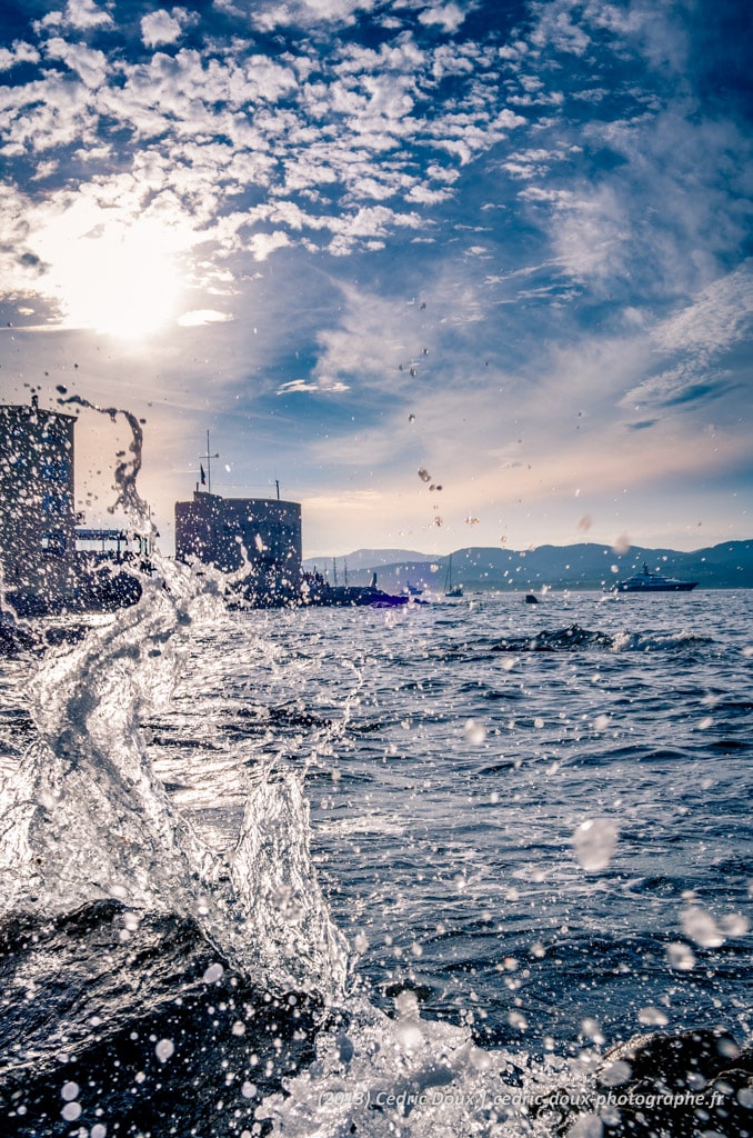 Les vagues contre les rochers de Saint Tropez 2013 Saint Tropez