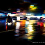 Le mouvement urbain et ses reflets lumineux sous la pluie