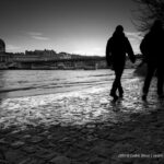 Quais de Seine. Silhouettes marchent sur les pavés