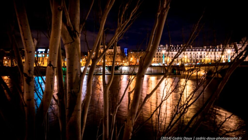 Reflets sur la Seine. Les lumières de la Ville