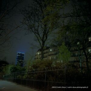 La Tour Montparnasse bleu dans la nuit à Paris