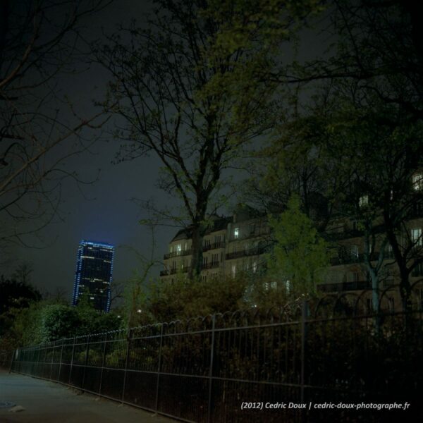 La Tour Montparnasse bleu dans la nuit à Paris