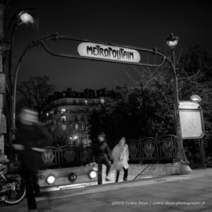 Sortie du métro la nuit à Paris