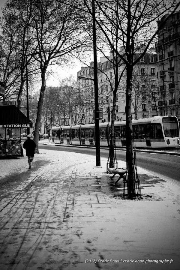 Le joggeur fait la course avec le Tram