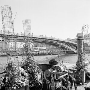 La péniche sur la Seine paré à lever l'ancre