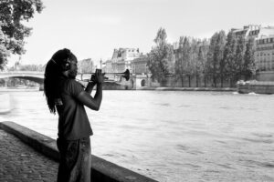 Sur les quais de Seine, un trompettiste joue de son instrument