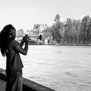 Sur les quais de Seine, un trompettiste joue de son instrument