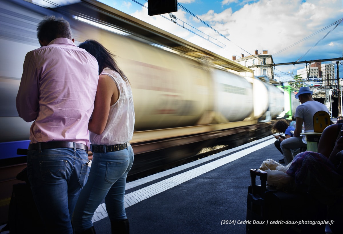 Mouvement immobile, le train passe le long du quai de la gare