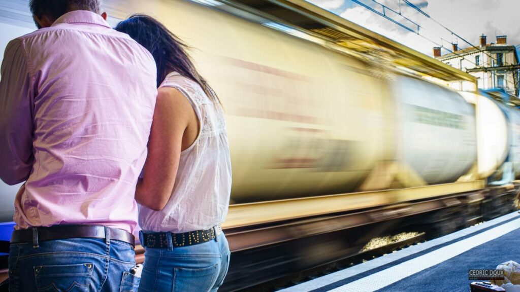 En attendant le train sur le quai de la gare