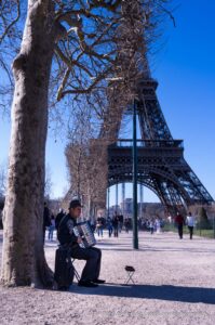 Un accordéon au pied de la Tour Eiffel