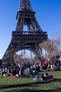 Au soleil au pied de la Tour Eiffel