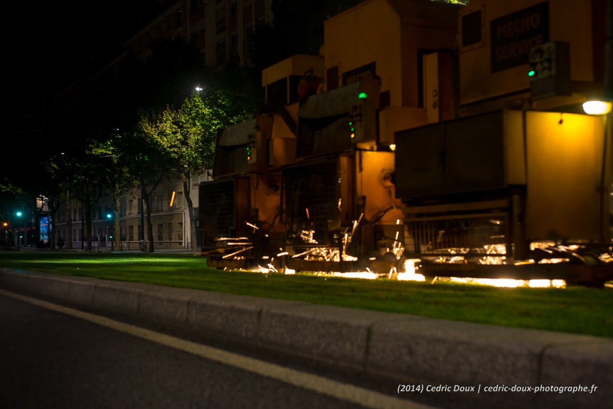 La meuleuse passe sur les rails du tramway