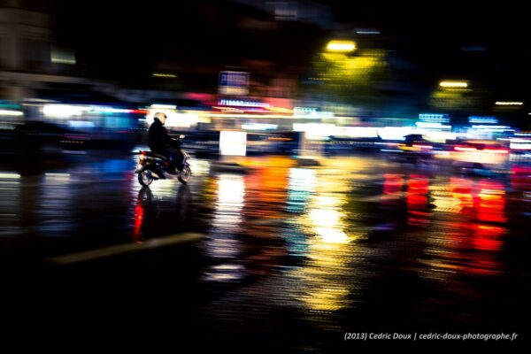 Reflets de vitesse la nuit à Paris