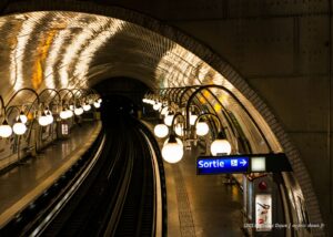 Paris s'éveille dans la station de métro