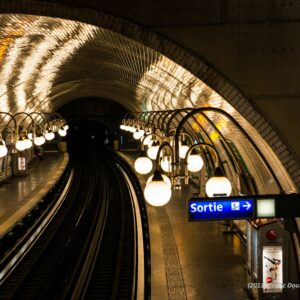 Paris s'éveille dans la station de métro