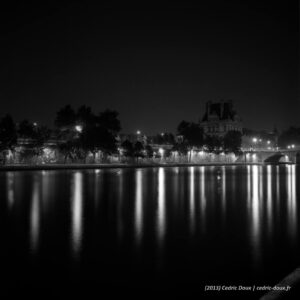 Paris la nuit. Le Louvre et reflets sur la Seine