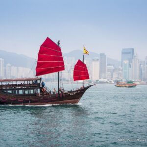 La jonque navigue dans la baie de Hong Kong