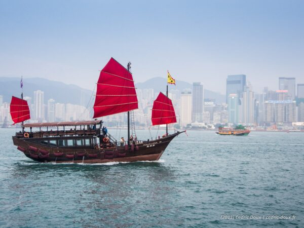 La jonque navigue dans la baie de Hong Kong