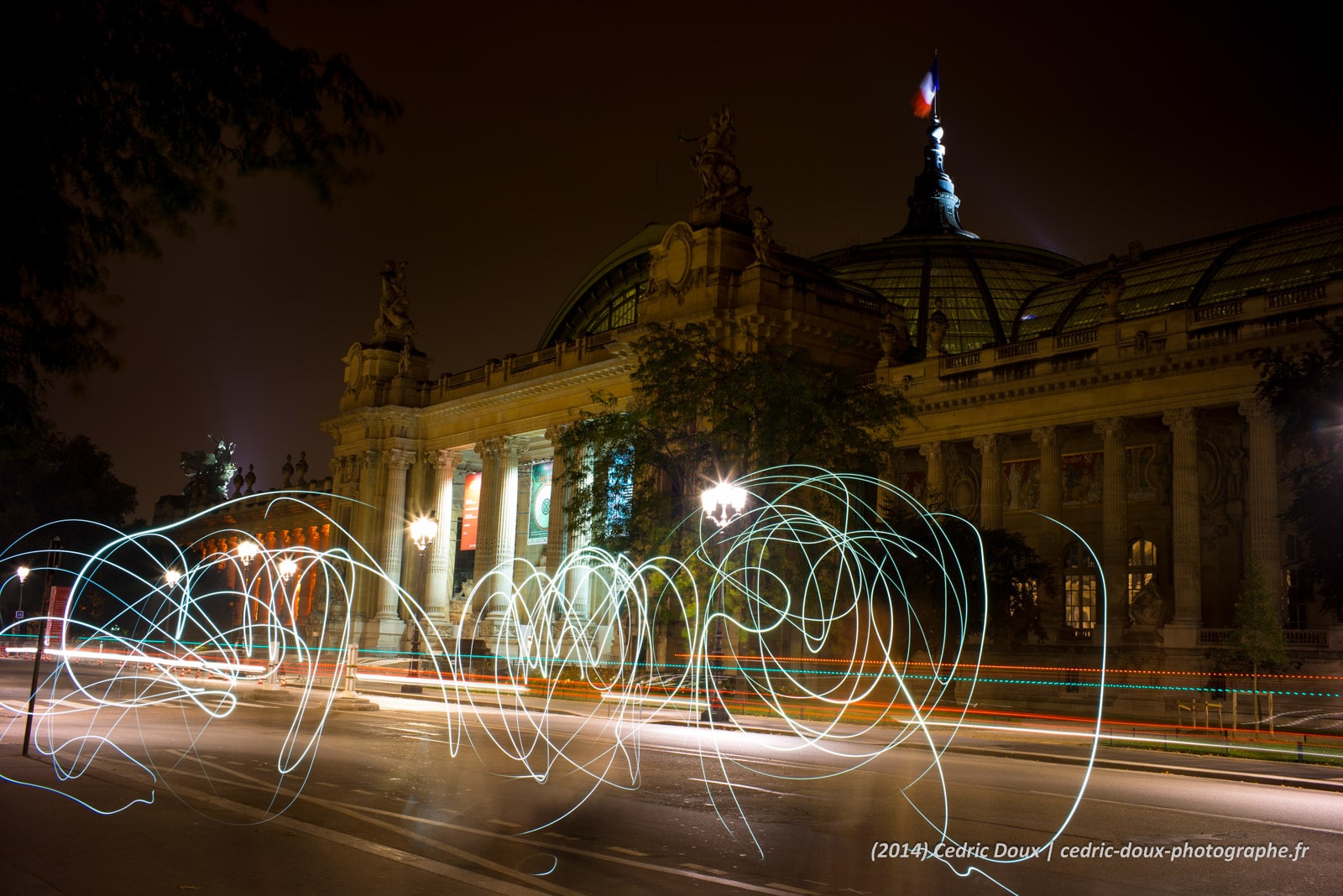 Light Painting devant le Grand Palais