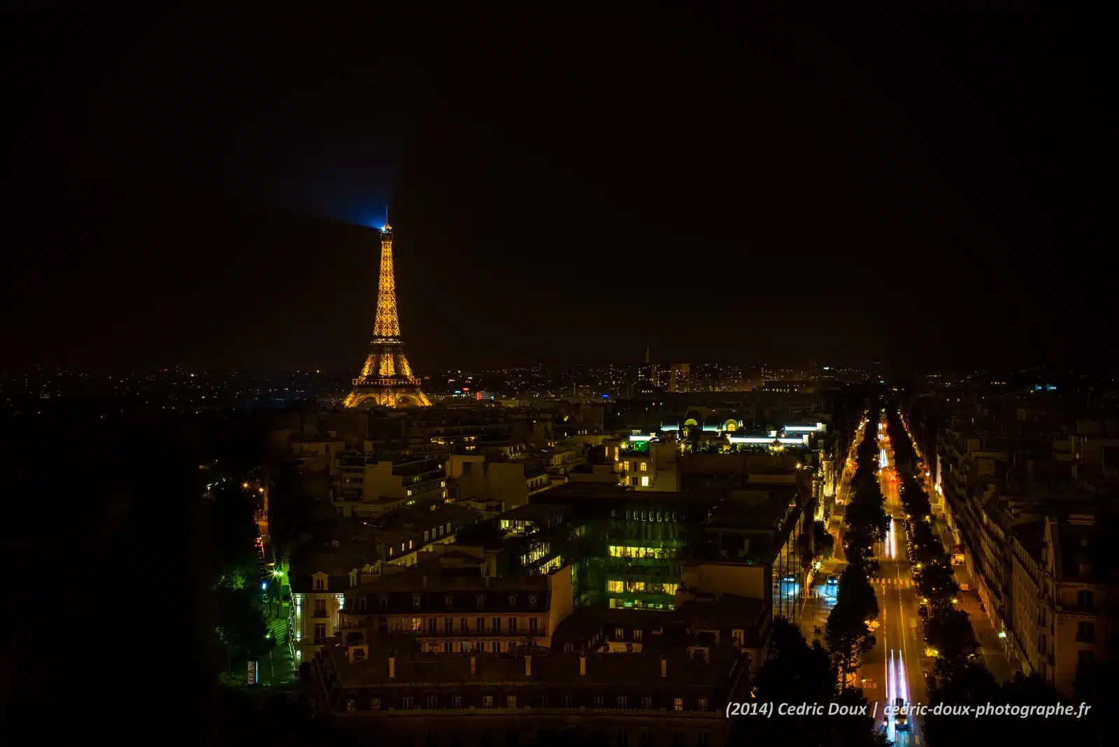 Paris, les toits de la ville la nuit
