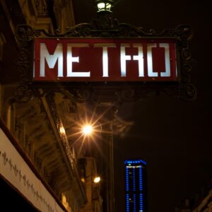 Métro à Paris la nuit