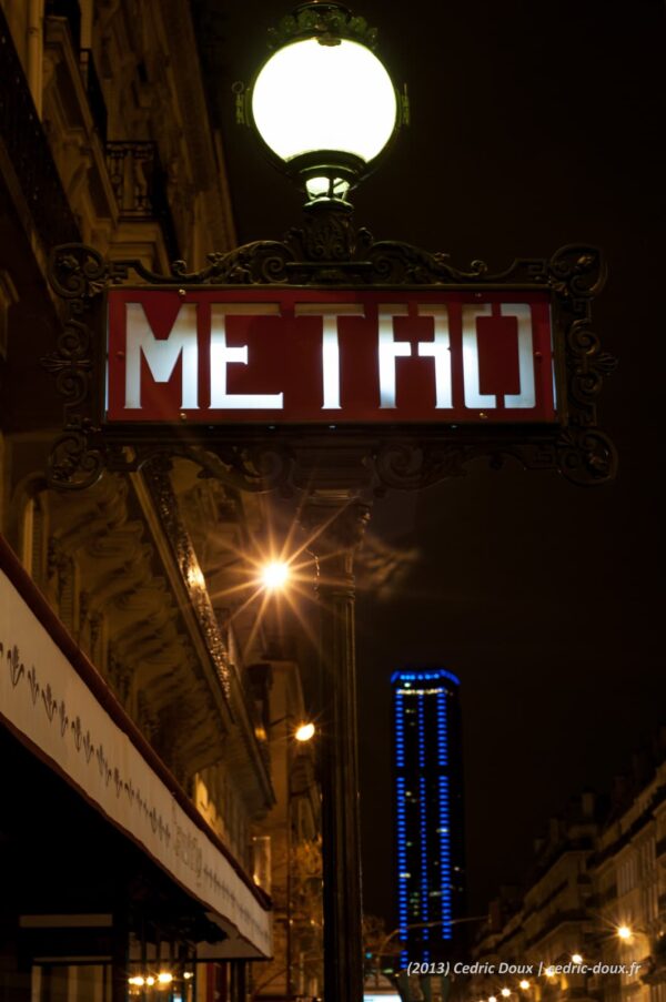 Métro à Paris la nuit