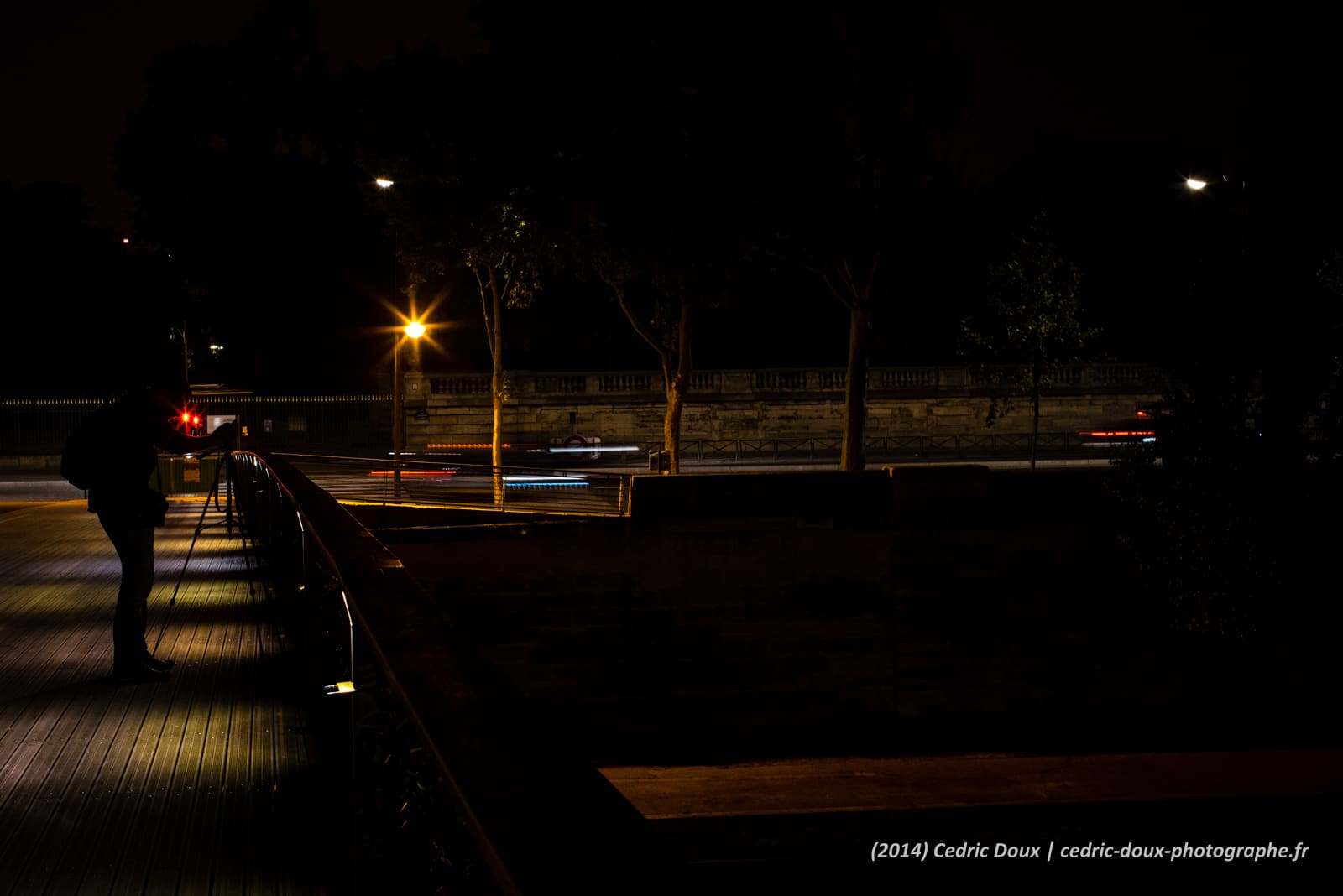 La silhouette du photographe la nuit à Paris