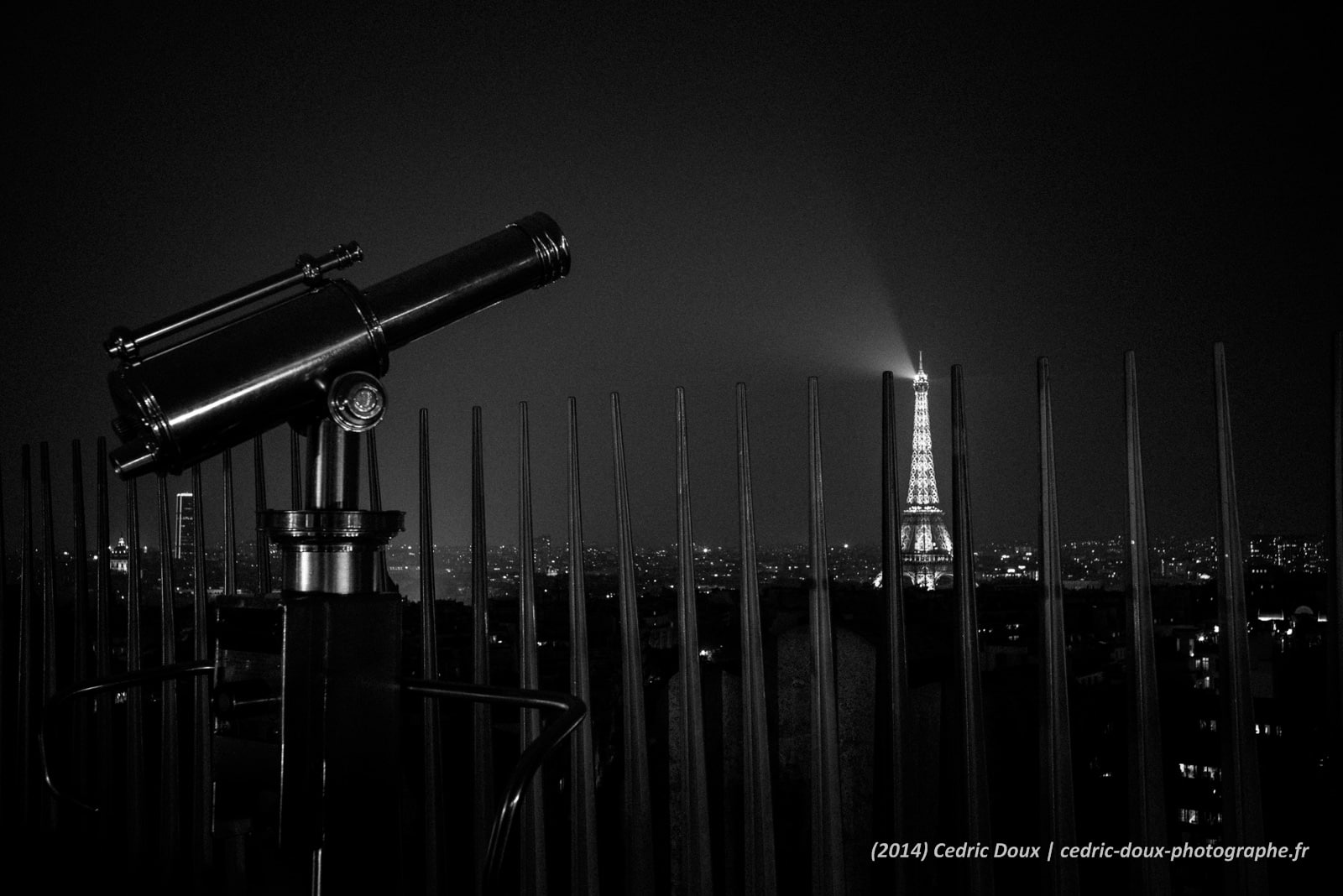 Sur les toits de Paris la nuit en noir et blanc