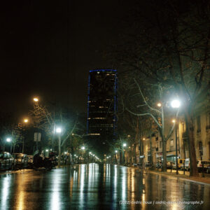 Paris la nuit : reflets bleus de la Tour Montparnasse