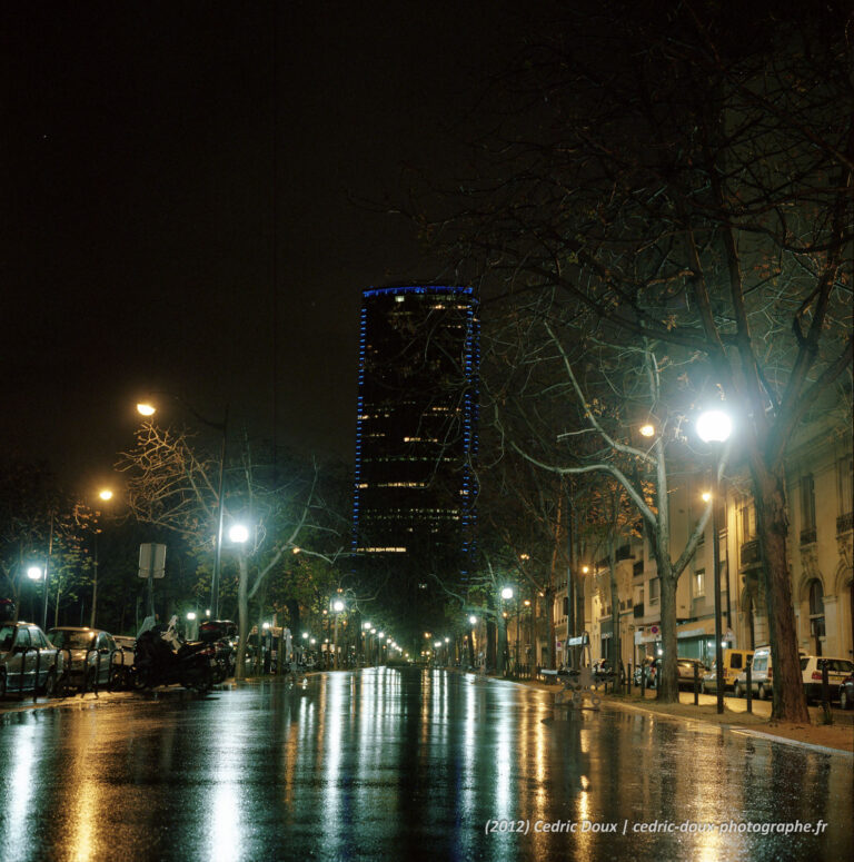 Paris la nuit : reflets bleus de la Tour Montparnasse