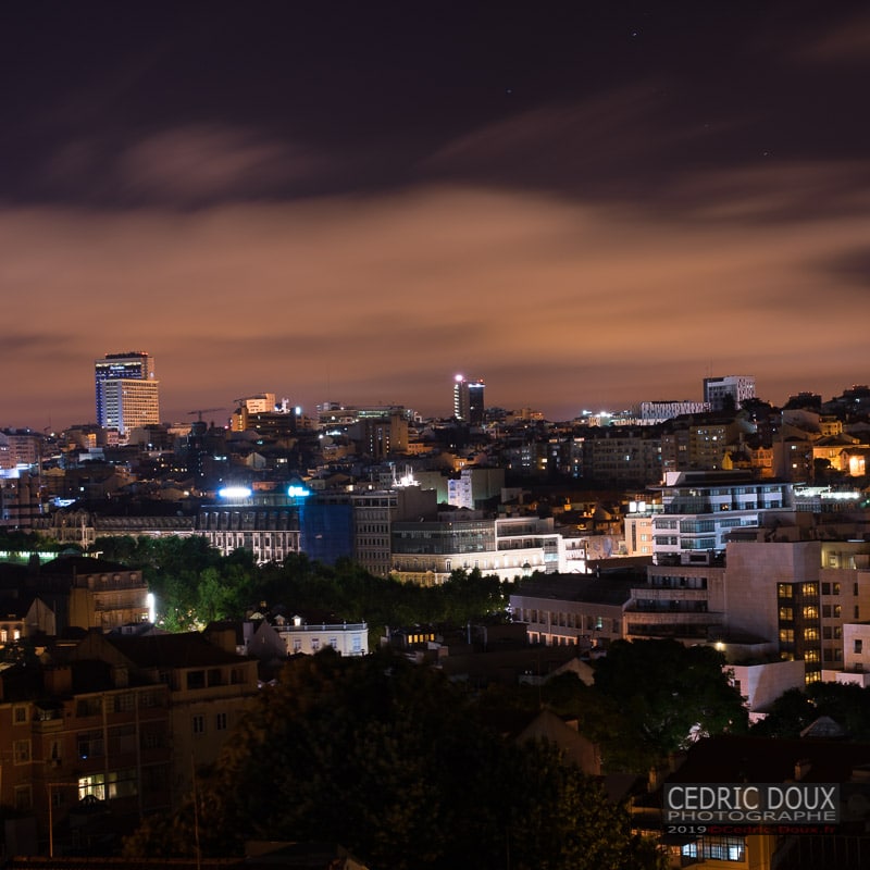 Photo de nuit de Lisbonne. Photo de panorama de la ville de Lisbonne la nuit. Crédit photo 2014 © Cedric-Doux.fr